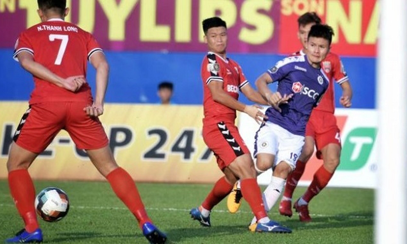 Hanoi FC (in blue) have lost top spot after their matchday 8 draw against Becamex Binh Duong. (Photo: VPF)