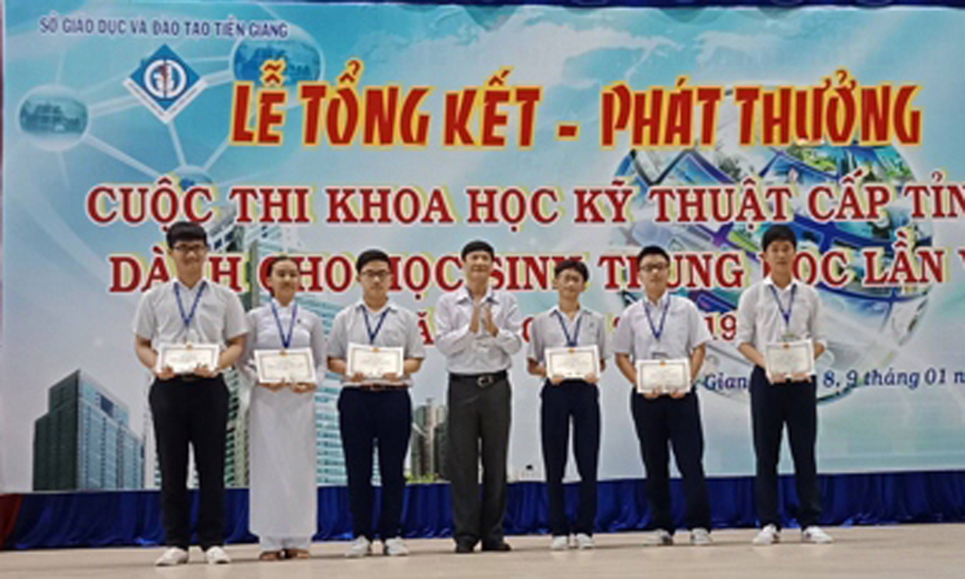 Pham Tran Minh Nhut (first from left) and Nguyen Tan Dat (3rd from left).