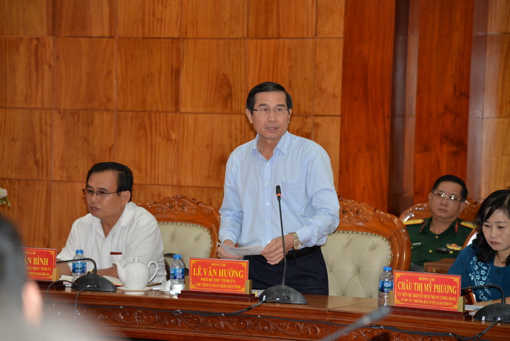 Chủ tịch UBND tỉnh Lê Văn Hưởng làm rõ những vấn đề về phát triển kinh tế xã hội của tỉnh