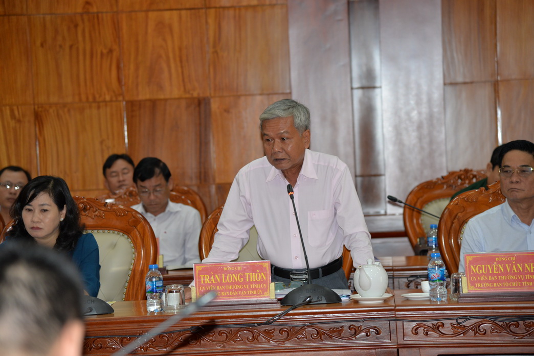 Trưởng Ban Dân vận Tỉnh ủy Trần Long Thôn phát biểu làm rõ vấn đề chất lượng đảng viên hiện nay và việc thực hiện nhiệm vụ xây dựng đảng của tỉnh