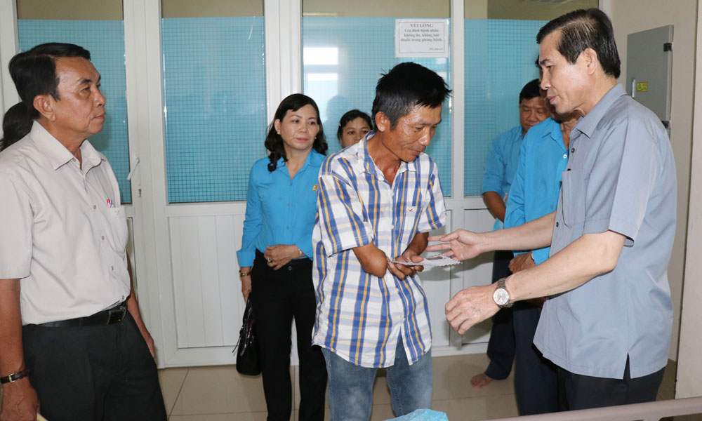 Chủ tịch UBND tỉnh Lê Văn Hưởng thăm, tặng quà anh Nguyễn Ngọc Sơn (ngụ xã Tân Lý Đông, huyện Châu Thành).