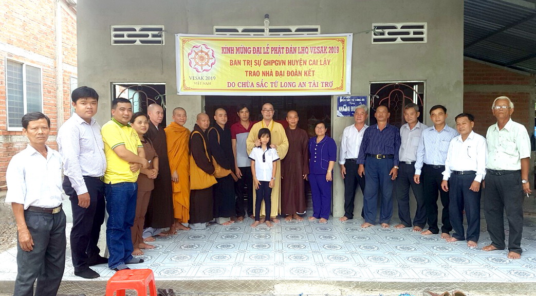 Ban Trị sự Phật giáo tỉnh và lãnh đạo địa phương dự lễ bàn giao nhà ở cho hộ nghèo ở xã Bình Phú, huyện Cai Lậy