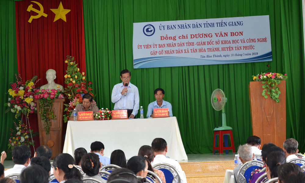 Giám đốc Sở Khoa học và Công nghệ Dương Văn Bon phát biểu tại buổi gặp gỡ nhân dân xã Tân Hòa Thành.
