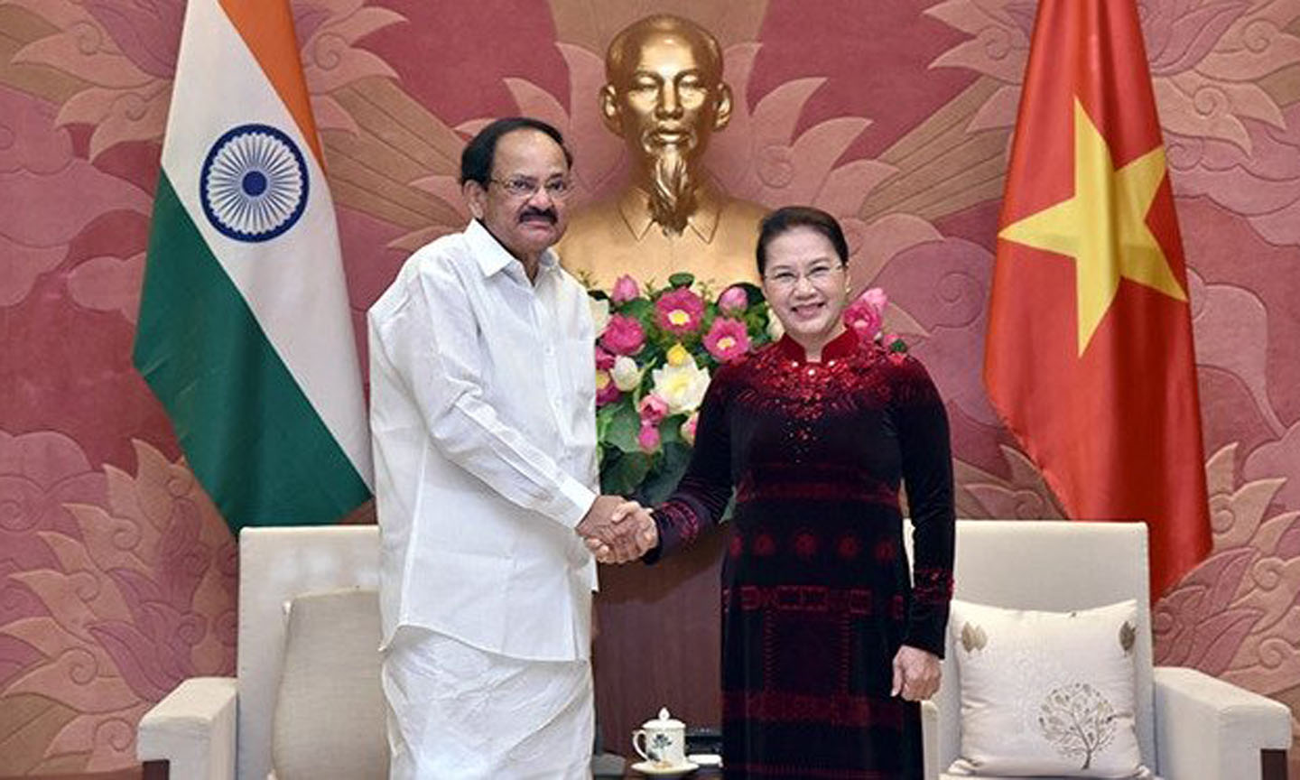 NA Chairwoman Nguyen Thi Kim Ngan (right) greets Indian Vice President Venkaiah Naidu. (Photo: daibieunhandan)