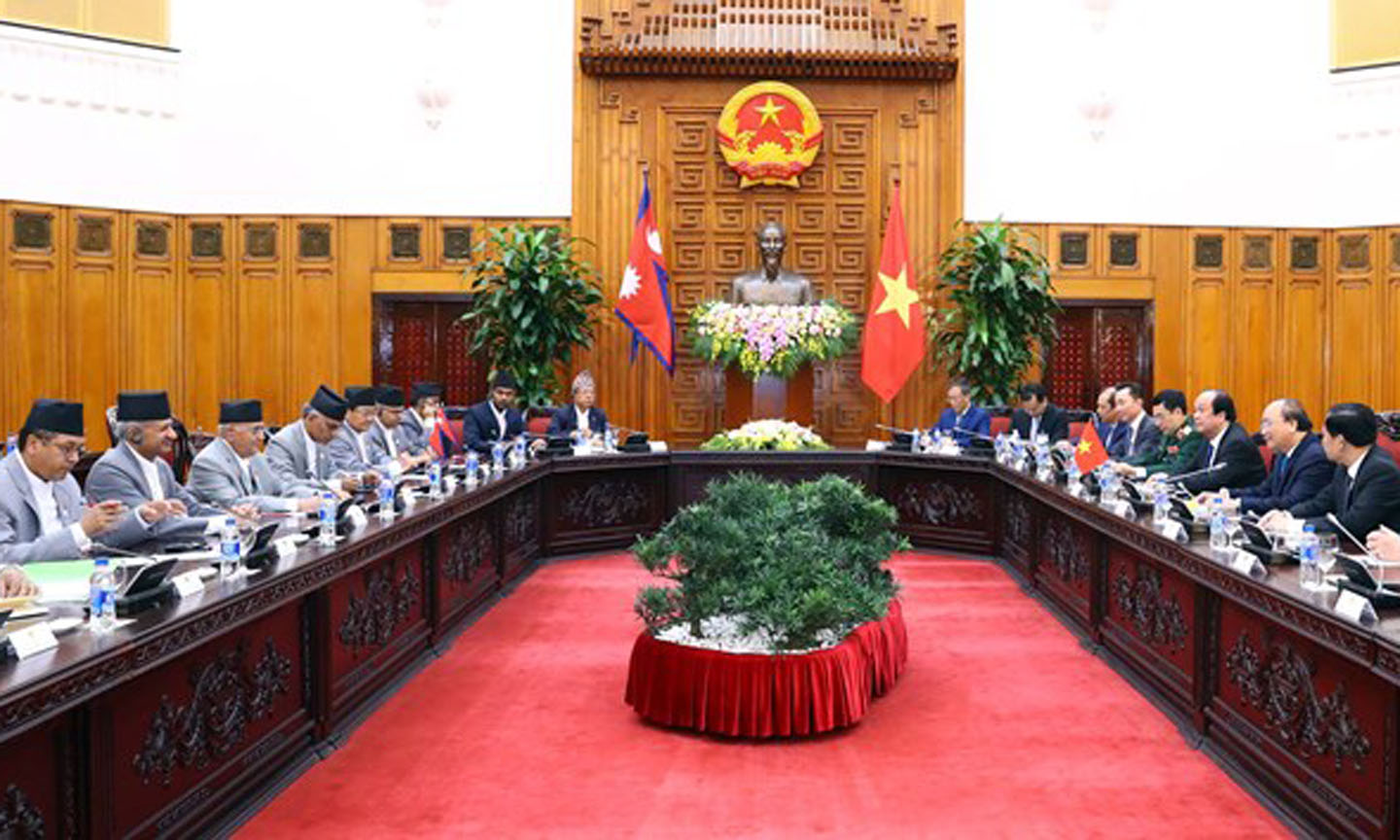 At the talks between Prime Minister Nguyen Xuan Phuc and his Nepalese counterpart K P Sharma Oli (Source: VNA)