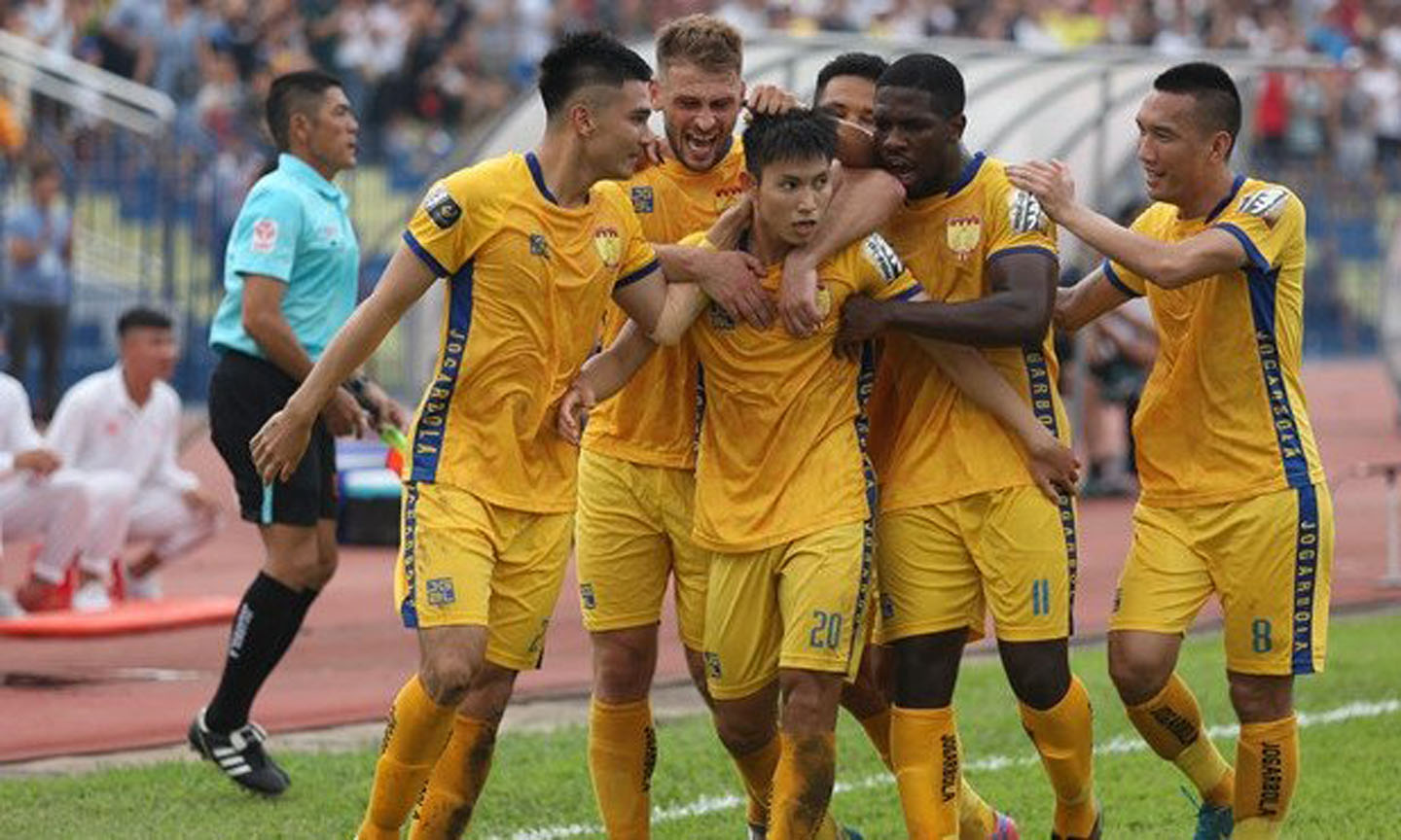  Thanh Hoa players celebrate Trong Hung's opening goal.