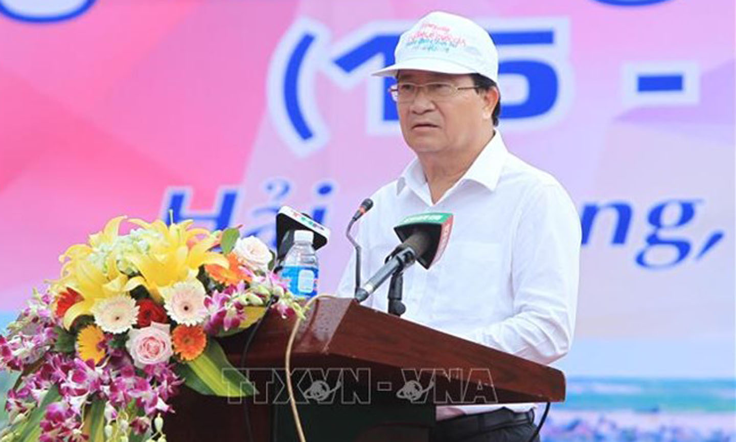Deputy Prime Minister Trinh Dinh Dung, head of the Central Steering Committee for Natural Disaster Prevention and Control, speaks at the event. (Photo: VNA)