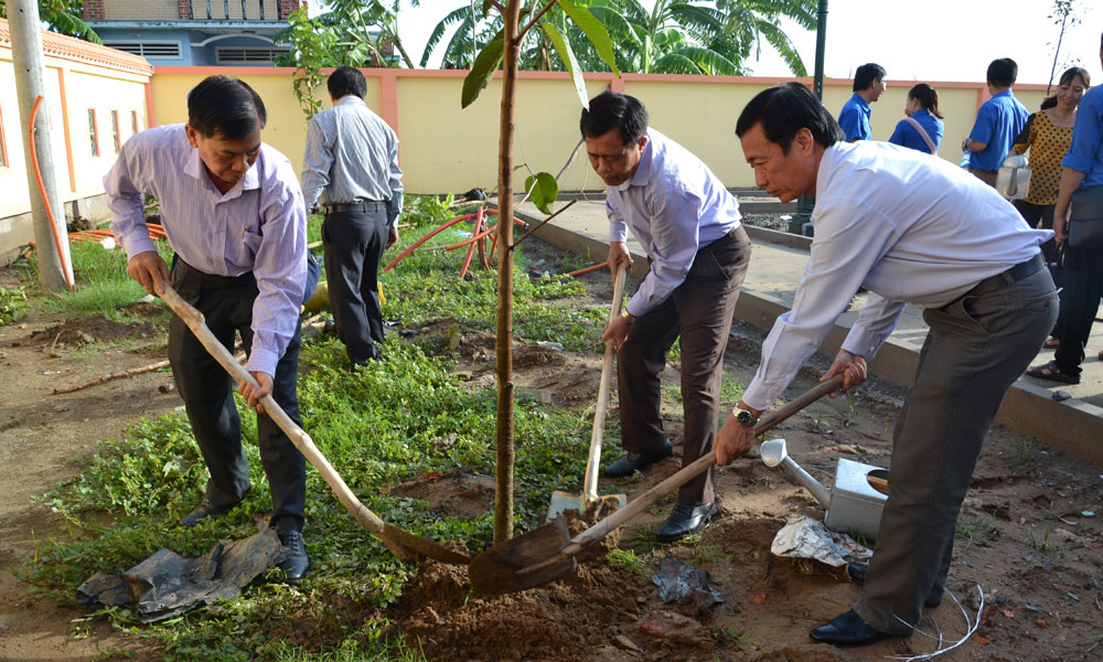 Các đại biểu trồng cây trong khuôn viên Khu di tích lịch sử - văn hóa cấp tỉnh mộ Đỗ Trình Thoại.
