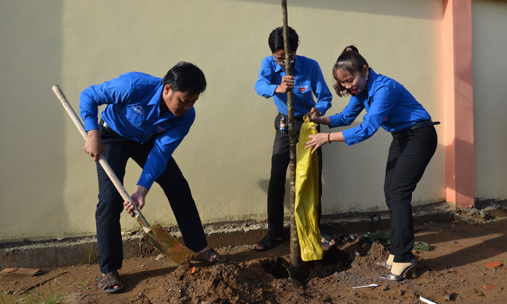 Đoàn viên thanh niên tham gia trồng cây.