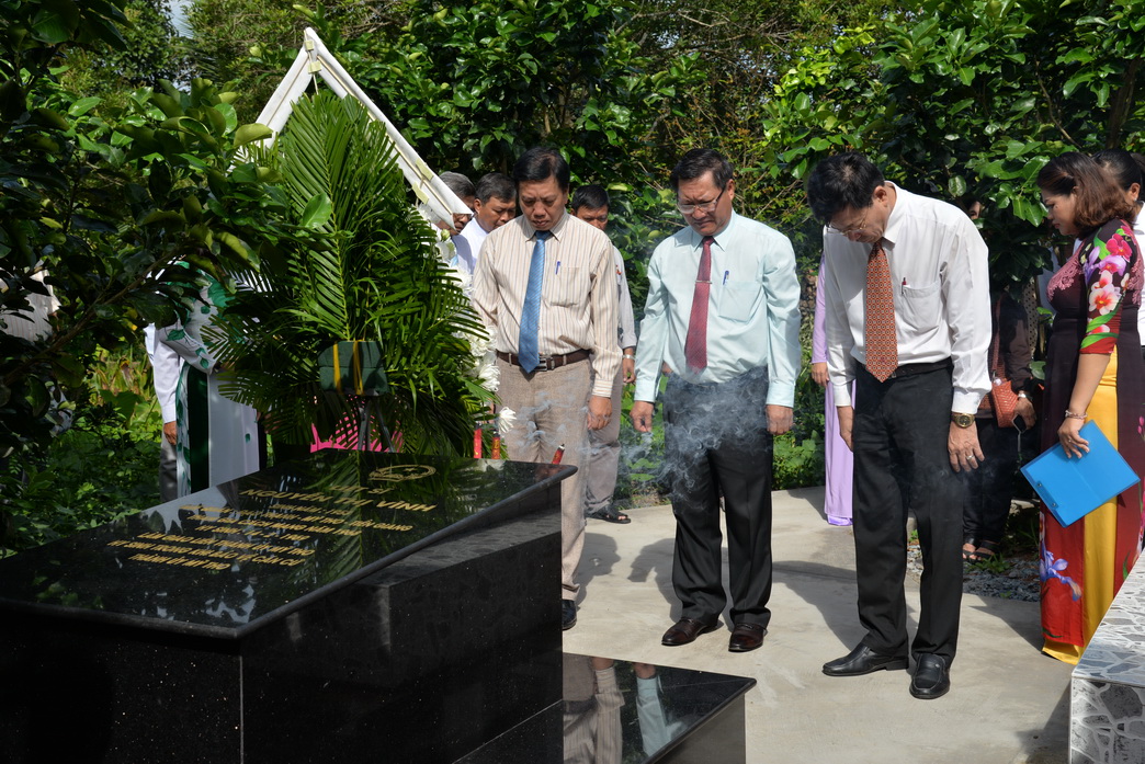 Lãnh đạo TP. Mỹ Tho và Sở VHTT&DL đặt tràng hoa, dâng hương tại mộ liệt sĩ Nguyễn Thị Vình