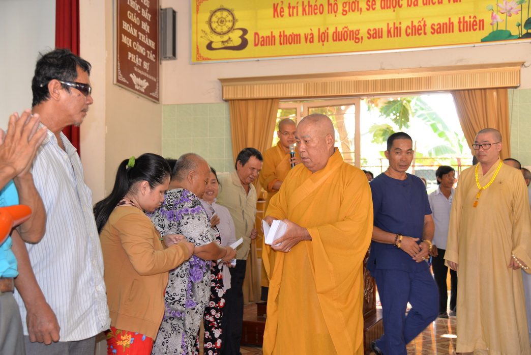Hòa thượng Thích Huệ Minh, Trưởng Ban Trị sự Phật giáo tỉnh trao quà cho người mù nghèo