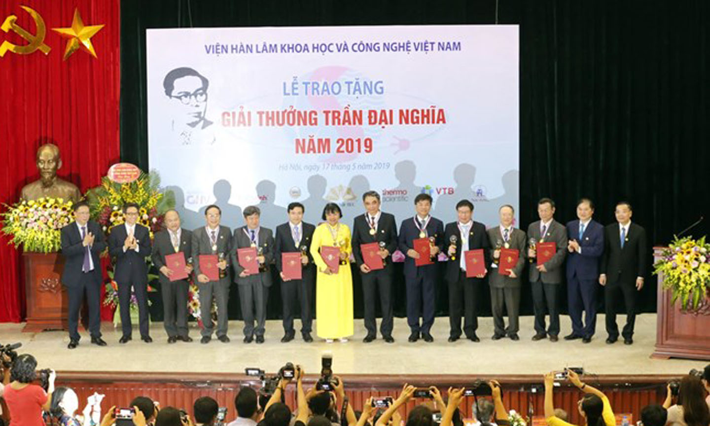 Authors of outstanding scientific researches are presented with the Tran Dai Nghia Award in Hanoi on May 17 (Photo: VNA)