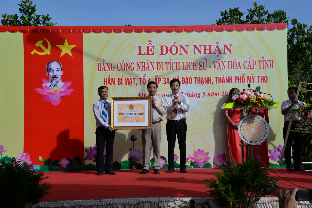 Chairman of My Tho city People's Committee Nguyen Van Cong granted the provincial-level accreditation certificate to the Chairman of Dao Thanh commune People's Committee.