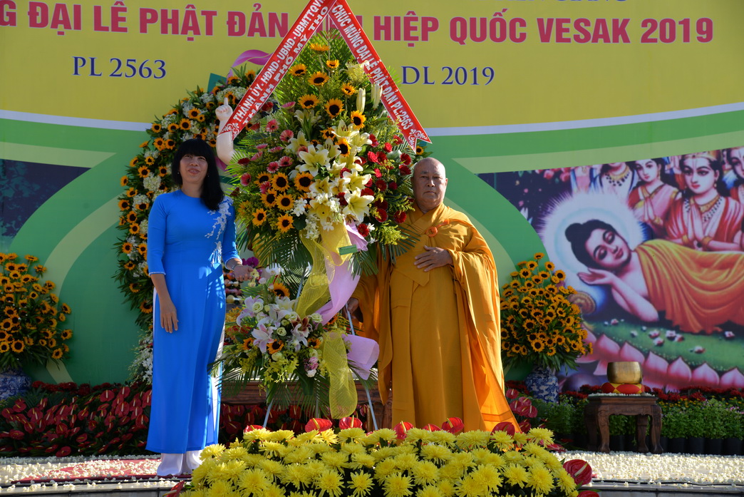 Bà Lê Thị Bé Phượng, Phó Chủ tịch UBND TP. Mỹ Tho trao hoa chúc mừng Phật đản
