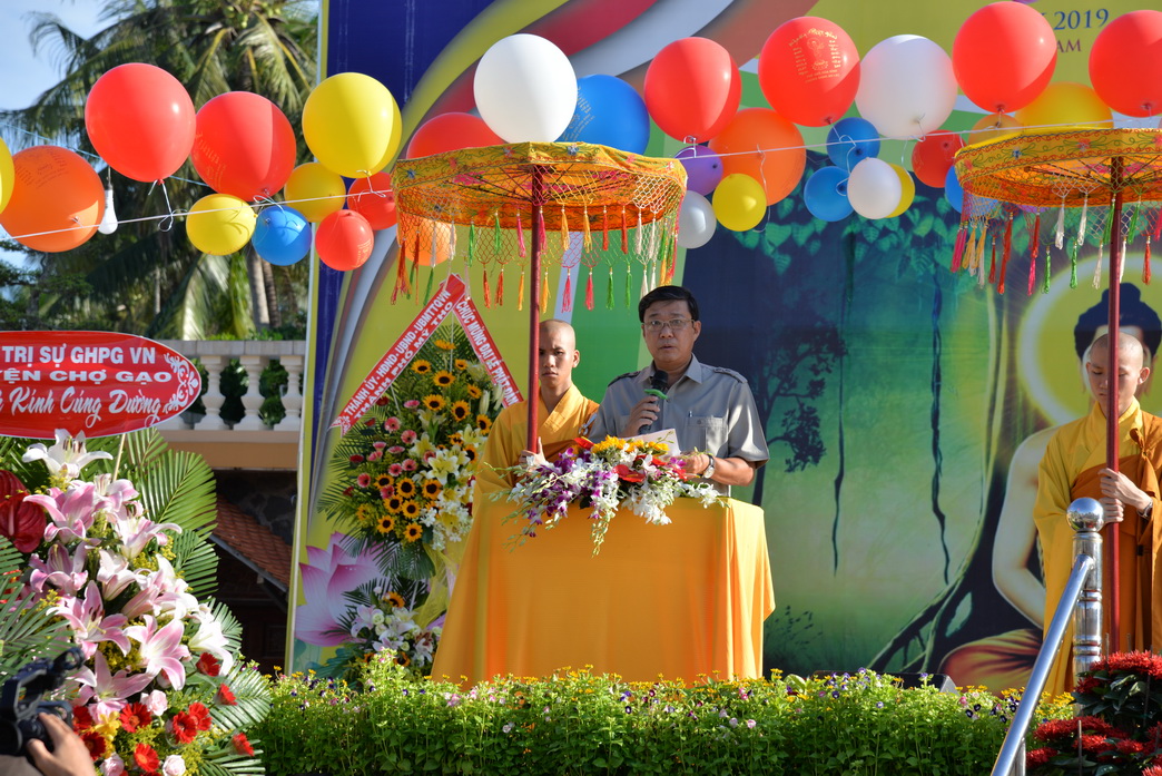 Ông Võ Tấn Hiền, Ủy viên UBND tỉnh, Giám đốc Sở Nội vụ biểu dương đóng góp vì cộng đồng của đồng bào Phật giáo tỉnh nhà