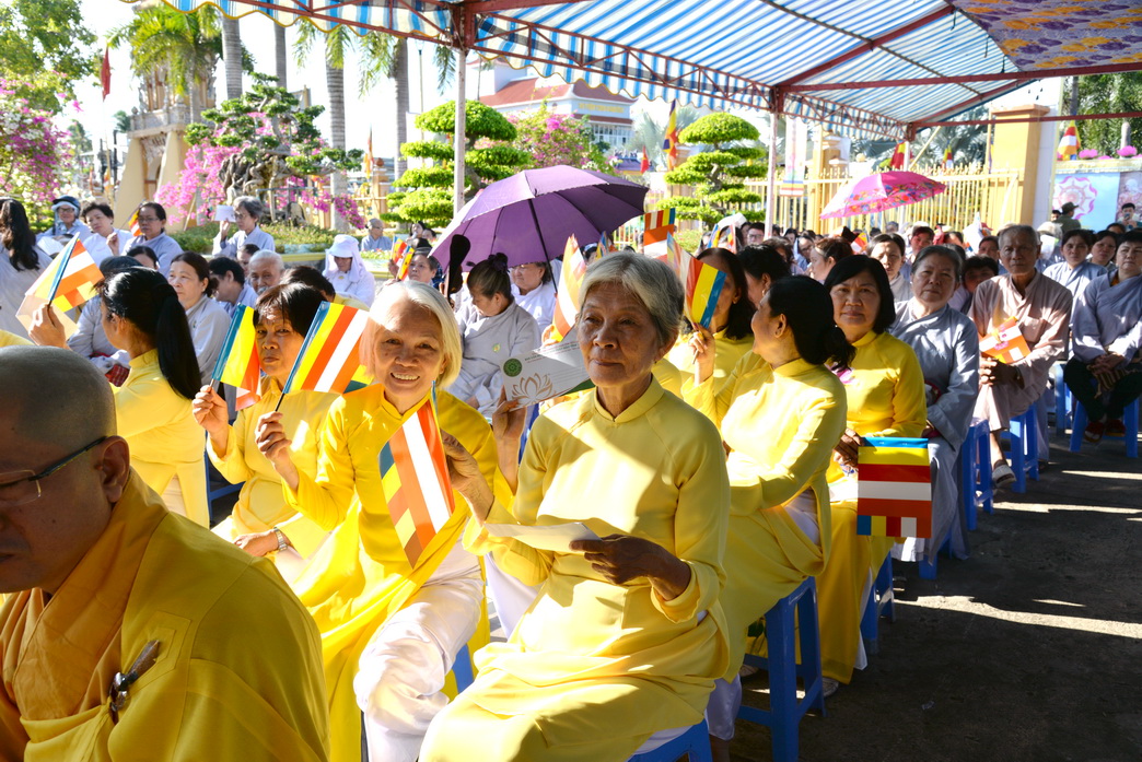 Hơn 300 tăng, ni, phật tử trong tỉnh về dự đại lễ Phật đản tại chùa Vĩnh Tràng
