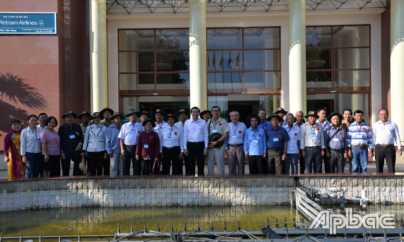Chủ tịch UBND tỉnh cài hoa và chụp ảnh lưu niệm với đoàn trước khi tham quan thủ đô Hà Nội