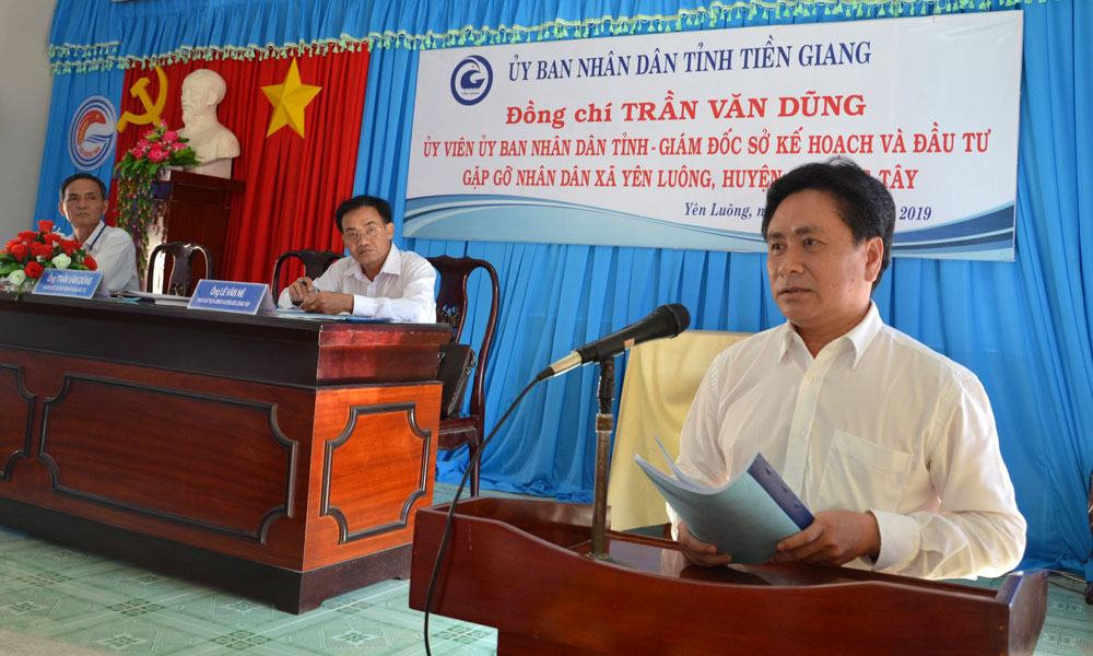 Giám đốc Sở Kế hoạch và Đầu tư Trần Văn Dũng tại buổi gặp gỡ người dân xã Yên Luông.