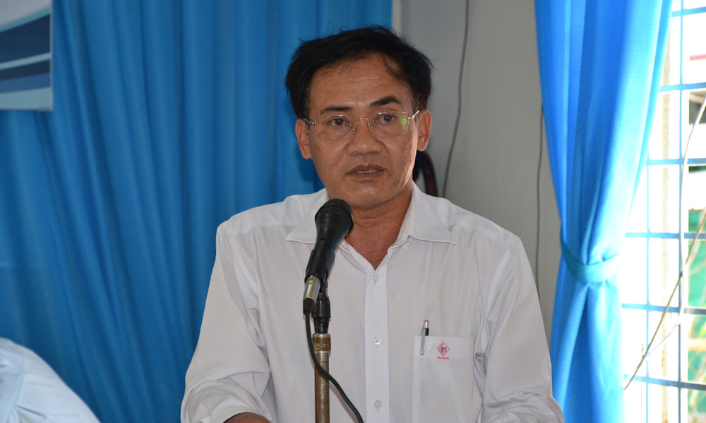 Phó Chủ tịch UBND huyện Gò Công Tây Lê Văn Nê phát biểu tại buổi gặp gỡ người dân xã Yên Luông.