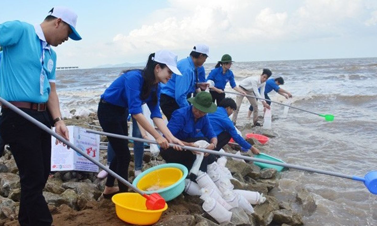 Releasing hatchlings to the sea for regenerating aquatic resources during a ceremony to mark Vietnam Seas and Island Week 2017 in Ca Mau province on June 8, 2017. (Photo: qdnd.vn)