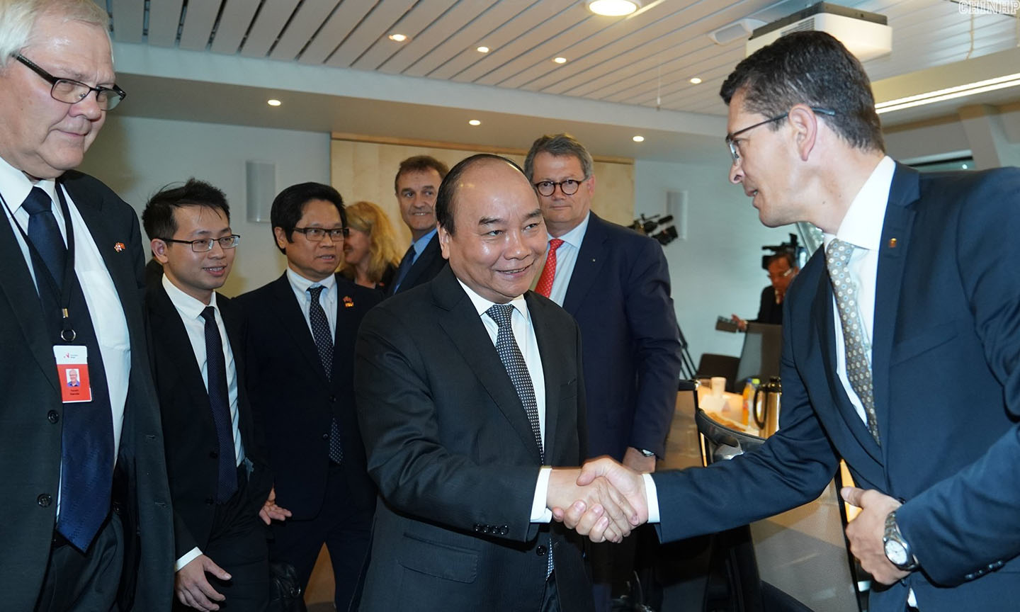 PM Nguyen Xuan Phuc receives leaders of Norwegian groups