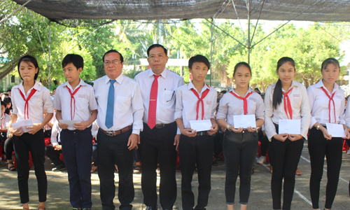 Phó Chủ tịch UBND tỉnh Phạm Anh Tuấn và Phó Gi ám đốc Sở Giáo dục và Đào tạo Võ Văn Hiếu  tặng học bổng.