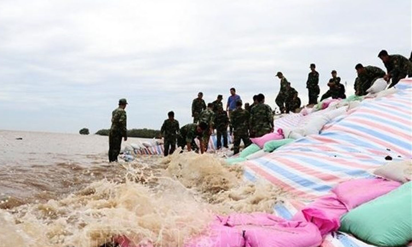 Soldiers take part in dyke reinforcement in the Mekong Delta province of Tien Giang (Photo: VNA)