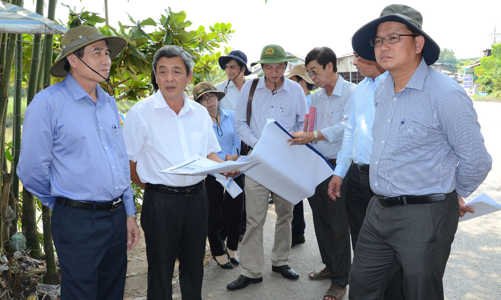 Đồng chí Lê Văn Hưởng kiểm tra Dự án Khu dân cư và chợ Thiên Hộ.