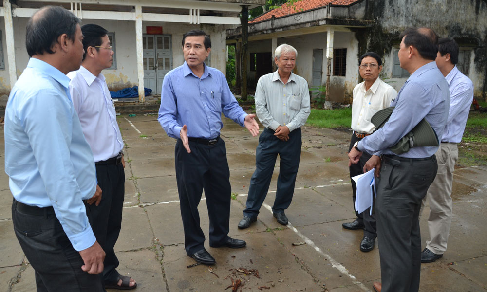 Mr. Le Van Huong inspected the project to expand and upgrade provincial road 867.