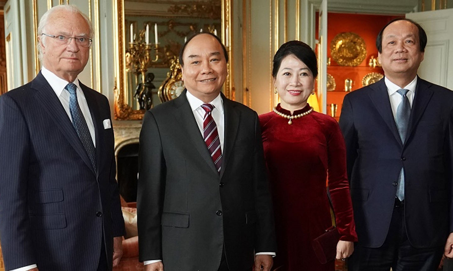 Prime Minister Nguyen Xuan Phuc and his spouse during a meeting with King of Sweden Carl XVI Gustaf (Photo: VGP)