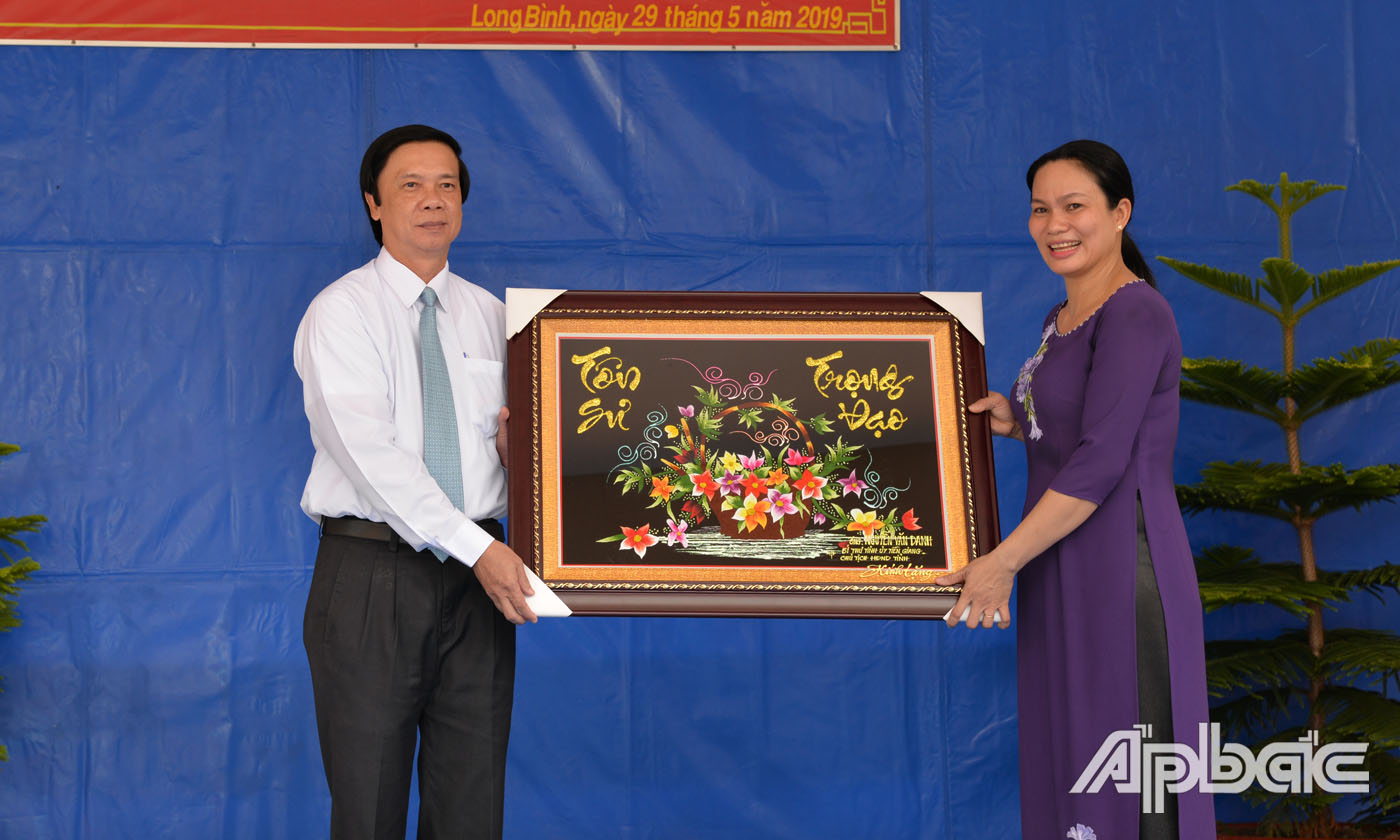 Đồng chí Nguyễn Văn Danh tặng tranh lưu niệm cho nhà trường