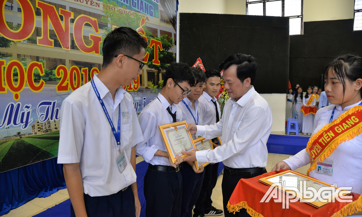 PGS.TS Tạ Văn Trầm trao thưởng cho học sinh