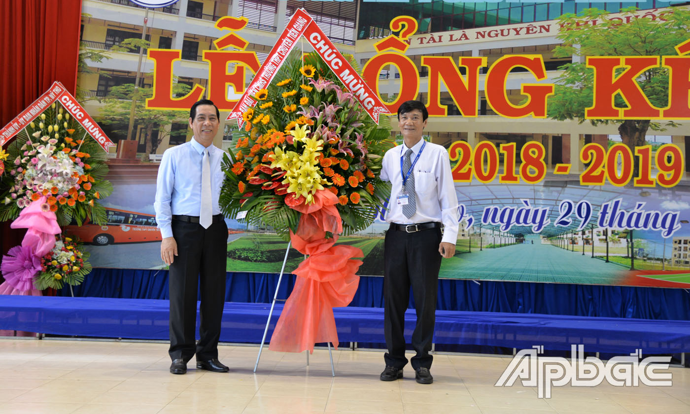 Ban cha mẹ học sinh tặng hoa chúc mừng nhà trường