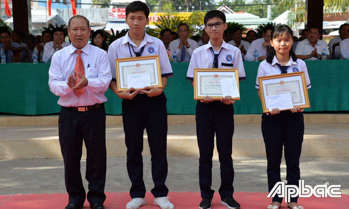 Chủ tịch UBND huyện Chợ Gạo Lê Văn Mỹ khen thưởng học sinh giỏi toàn diện