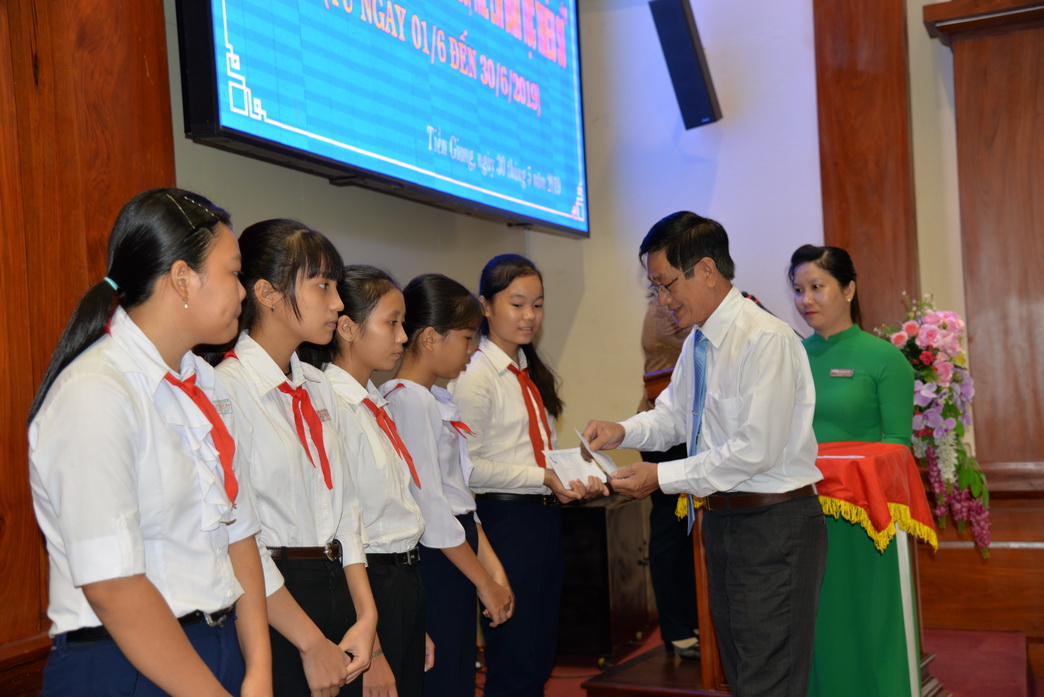 Giám đốc Sở LĐ-TB&XH Phạm Minh Trí trao học bổng trị giá 1 triệu đồng mỗi suất cho học sinh có hoàn cảnh đặc biệt khó khăn