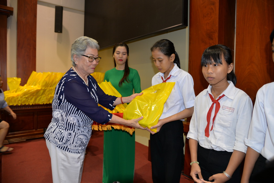 Bà Nguyễn Thị Nguyệt ở quận Thủ Đức, TP. Hồ Chí Minh tặng mỗi học sinh vượt khó 20 quyển tập