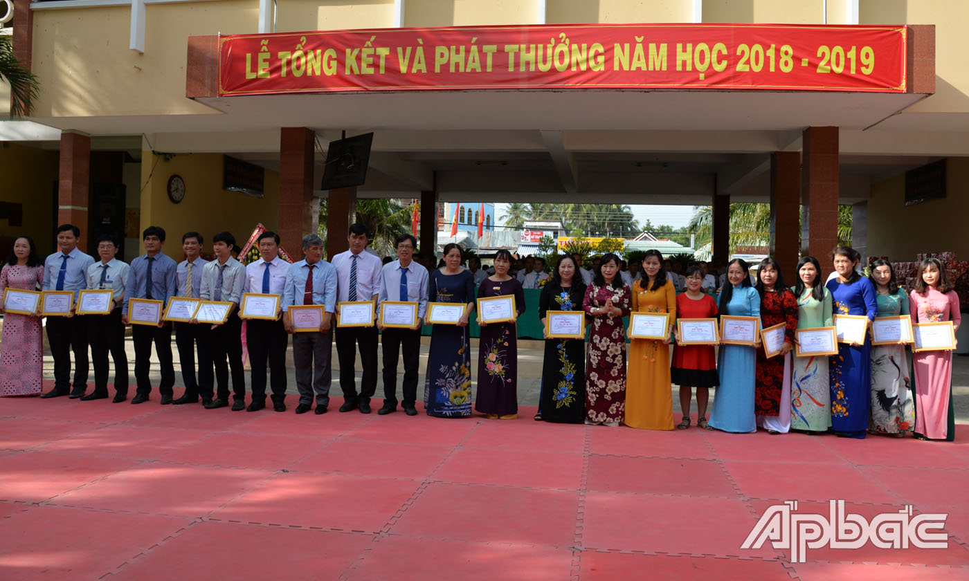 Head of the Tien Giang provincial Party Committee for Propaganda and Education Chau Thi My Phuong presents award to teachers with achievements in teaching good students.