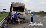 Xe tải bốc cháy trên cao tốc TP. HCM - Trung Lương