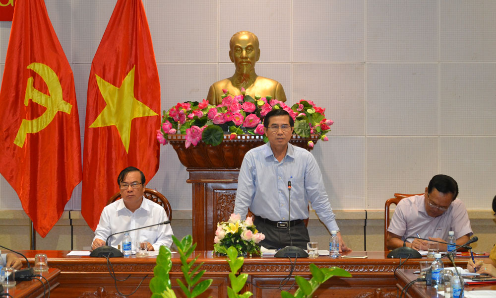 Chủ tịch UBND tỉnh Lê Văn Hưởng phát biểu tại cuộc họp.