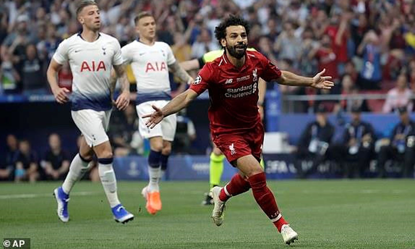 Salah ghi bàn mở tỷ số cho Liverpool từ chấm 11 m. Ảnh: AP.