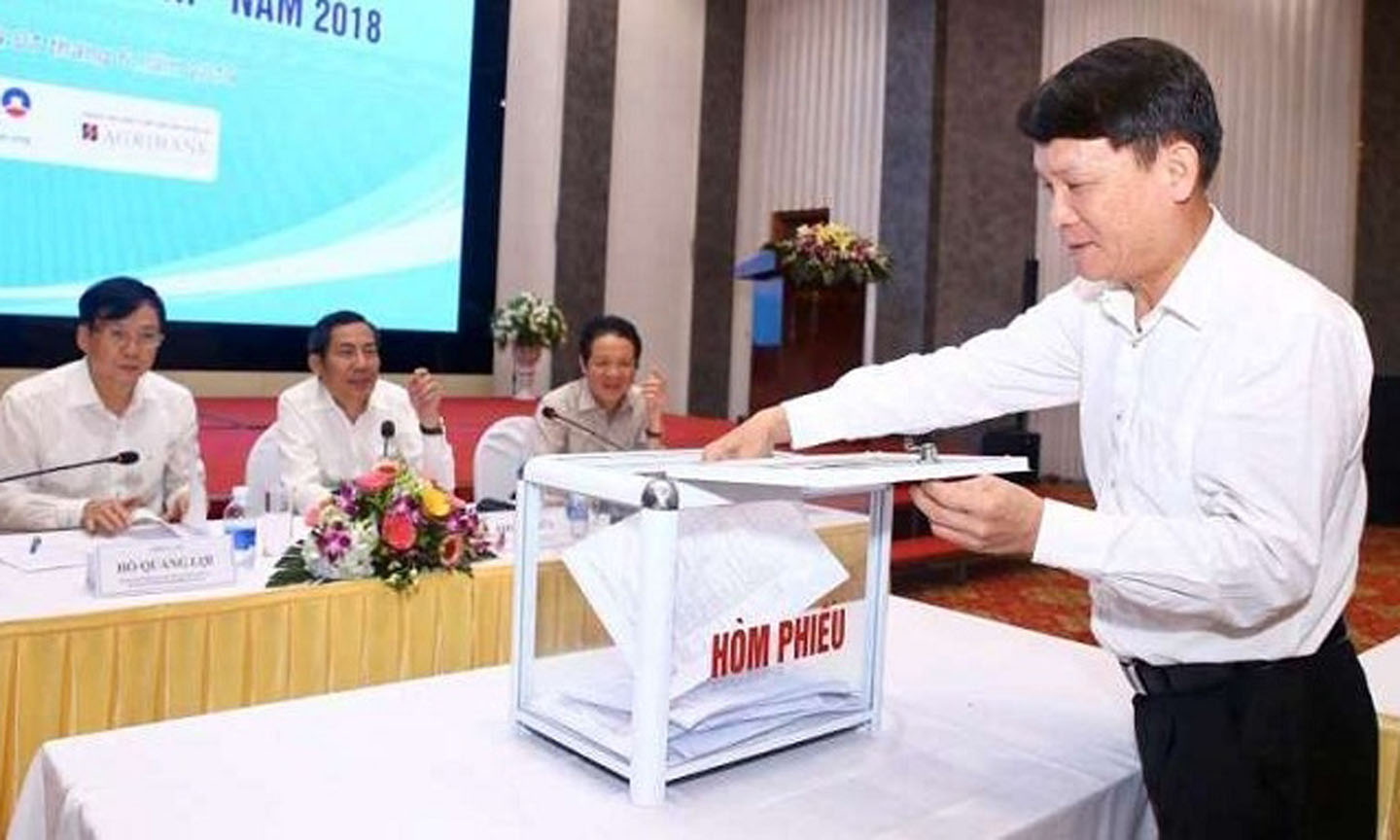 A member of the jury council casts his vote for the final phase of the National Press Awards 2018. (Photo: VNA)