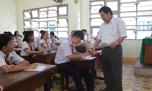 Gi áo viên Trường THCS Xuân Diệu hướng dẫn học sinh làm hồ sơ tuyển sinh lớp 10 năm 2019. 