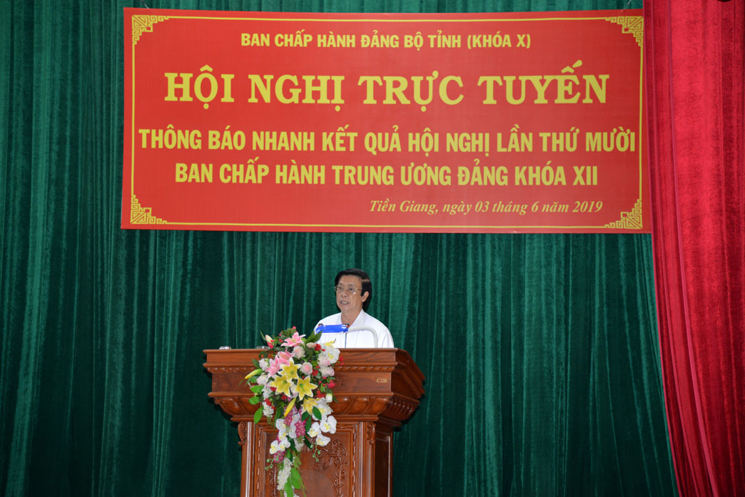 Bí thư Tỉnh ủy Nguyễn Văn Danh báo cáo trước hội nghị