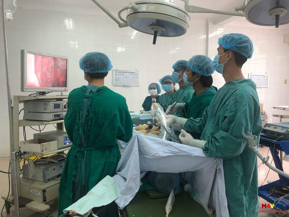 Các Bác sĩ, Kỹ thuật viên đang phẫu thuật cắt bỏ khối u