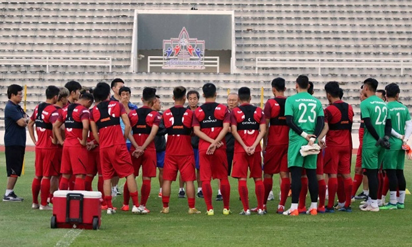 Coach Park Hang-seo talks with the players ahead of the training session. (Photo: Vietnam Football Federation)