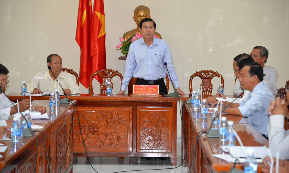 Chủ tịch UBND tỉnh Lê Văn Hưởng phát biểu tại cuộc họp.