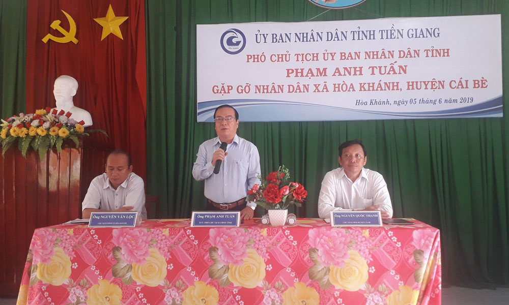 Vice Chairman of the Provincial People's Committee Pham Anh Tuan Speaking at the meeting with people in Hoa Khanh commune.