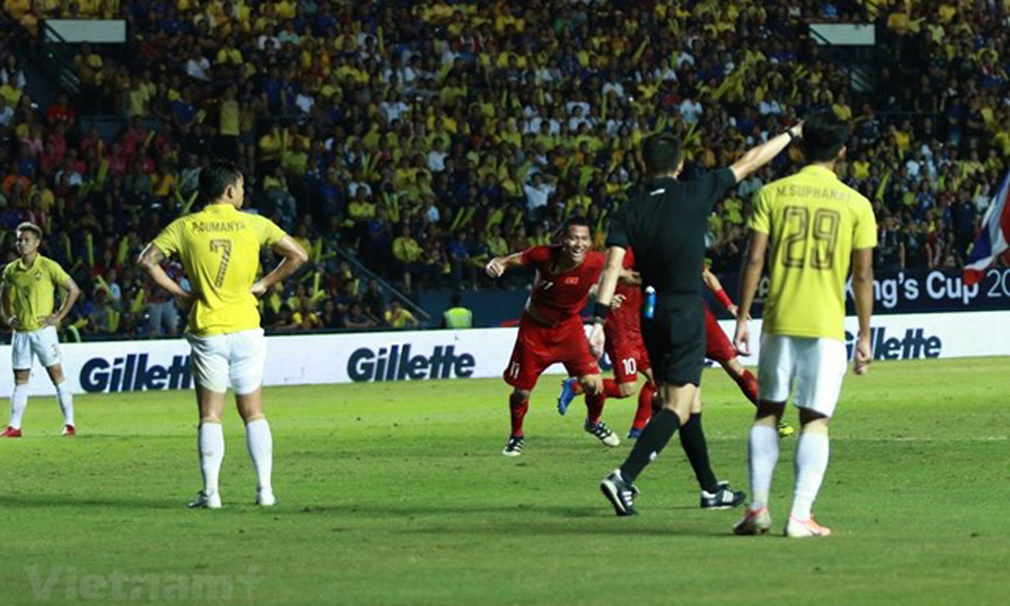 Player Anh Duc (centre, number 11) who makes the goal that leads Vietnam to victory (Photo: VNA)