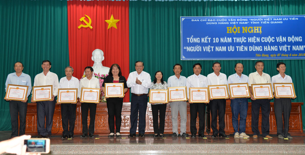 Phó chủ tịch UBND tỉnh Lê Văn Nghĩa trao Bằng khen của Tỉnh ủy cho các tập thể