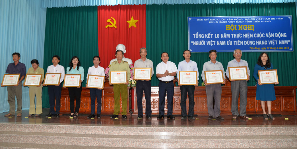 Chủ tịch Ủy ban MTTQ tỉnh Nguyễn Chí Trung trao Bằng khen cho các cá nhân